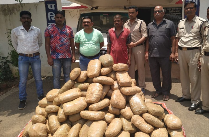 पुलिस की नाकेबंदी को तोड़ भागे गांजा तस्कर, फिर क्या था सरिया टीआई ने भी फिल्मी स्टाइल में किया पीछा, फिर जो हुआ पढि़ए पूरी स्टोरी...