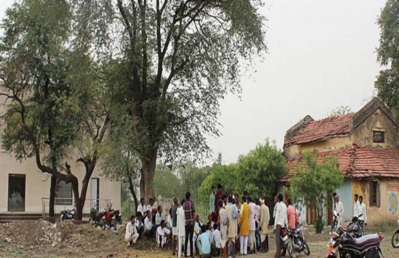 पंचायत में हुआ फैसला, 18 साल से कम उम्र के युवा नहीं चलाएंगे मोबाइल फोन