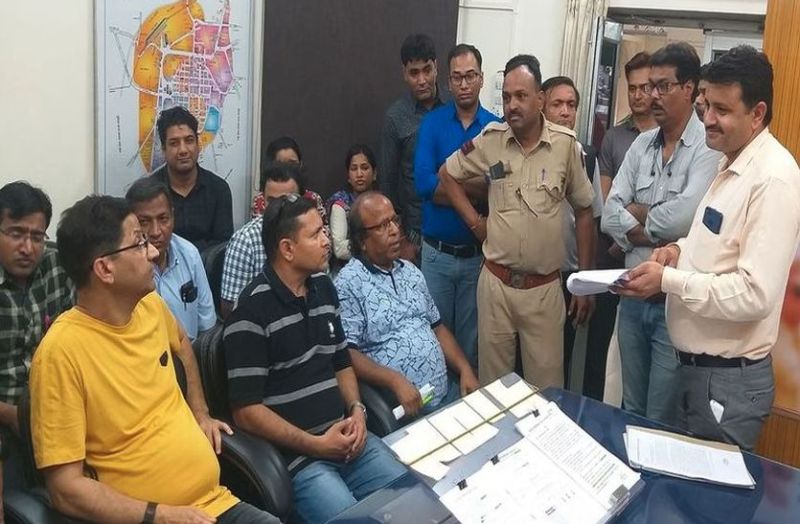 ajmer district family of patient try to hostage doctor in hospital