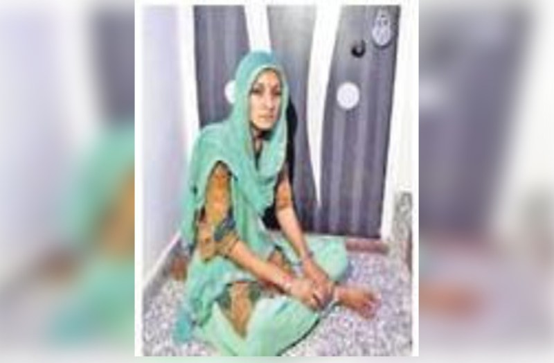 Dowry Harassment : शहीद की बेटी ससुराल में चार दिन से भूखी-प्यासी घर के बाहर बैठी है। वो भी सिर्फ इसलिए कि दहेज में आवासीय मकान, कार व नकद राशि नहीं लेकर आई।