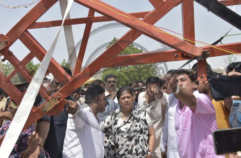 Vasundhara Raje, who came to meet families suffering in Jasol