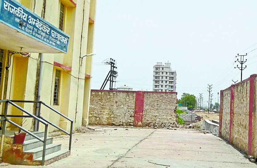 सावधान! बच्चों का एडमिशन करवाने से पहले देख लीजिए कितने खतरनाक हैं सरकारी छात्रावास
