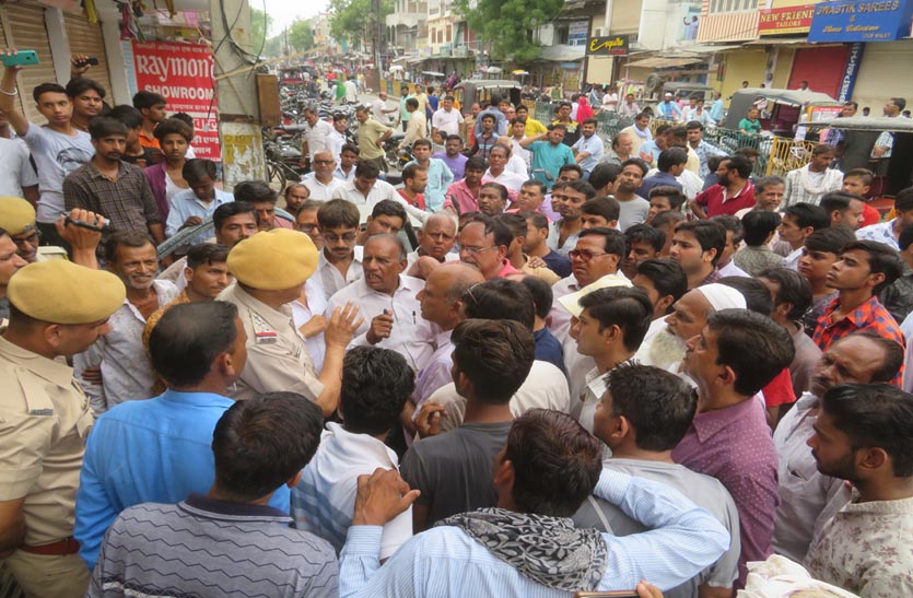 kotwali-near-locks-broken-three-stores-in-the-market