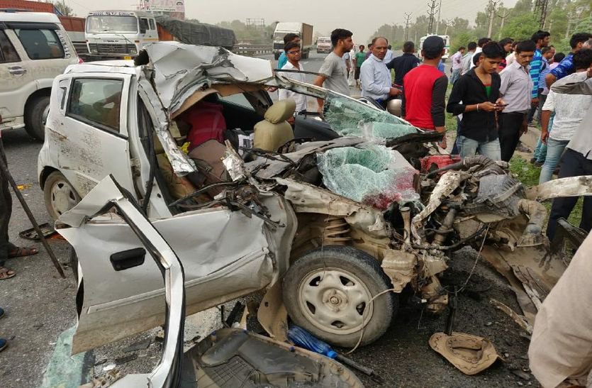 Road Accident in Rajasthan : बहरोड़ के राष्ट्रीय राजमार्ग पर काकर दौपा के पास गुरुवार को दिल्ली की तरफ जा रहे ट्रक के अचानक ब्रेक लगाने से पीछे चल रही कार उसमें जा घुसी।