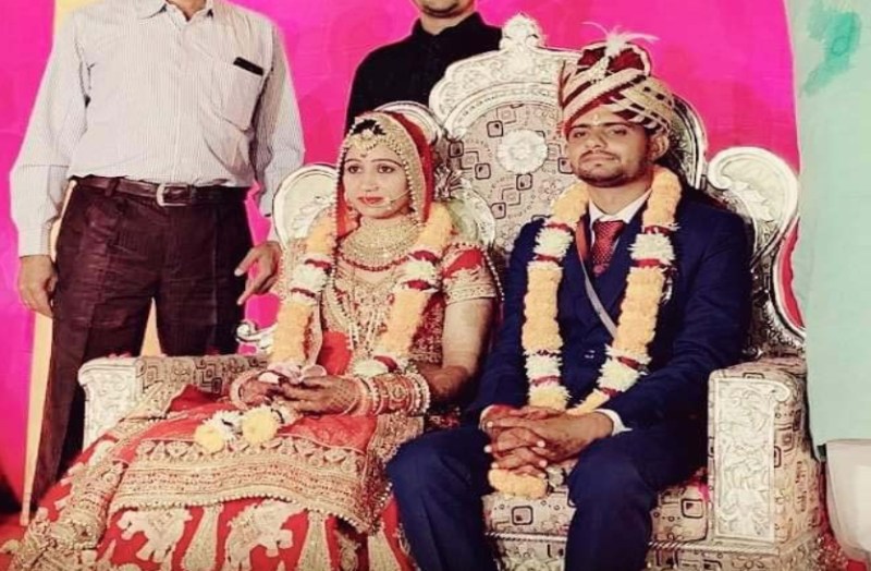 खाना बनाने के बाद पति को परोसा और खुद ने कमरे में जाकर फांसी लगा ली। पति ने जब आवाज लगाई और जवाब नहीं मिला तो कमरे में पत्नी को फांसी पर झूलते देख वह बर्दाश्त नहीं कर सका।