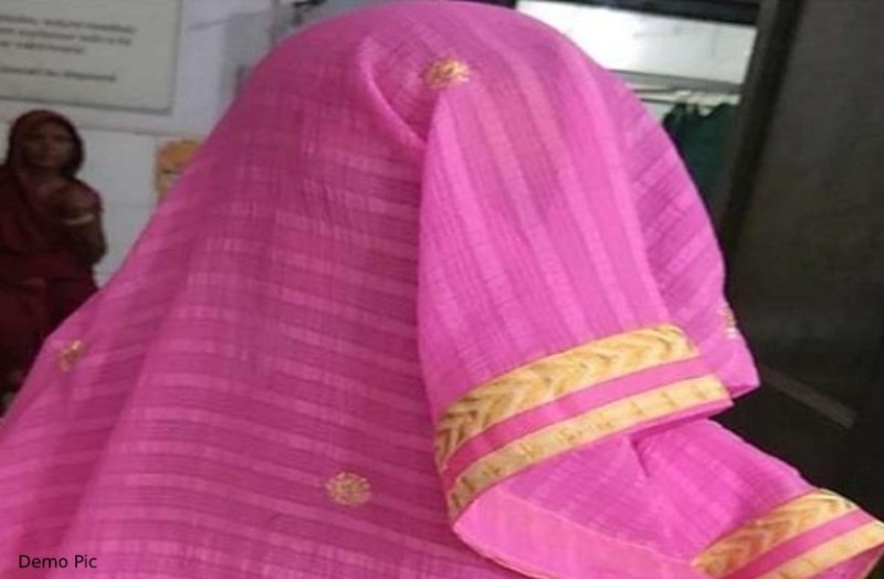 Dowry Case in Sikar : दहेज लोभियों ने बहू को मारपीट के बाद घर से बाहर कर दिया। जिसको लेकर थाने में ससुराल पक्ष पर दहेज प्रताड़ित का आरोप लगाते हुए मामला दर्ज करवाया है।