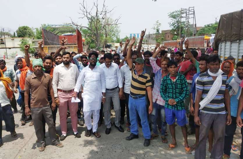 Hammal strike in krashi upaj mandi katni