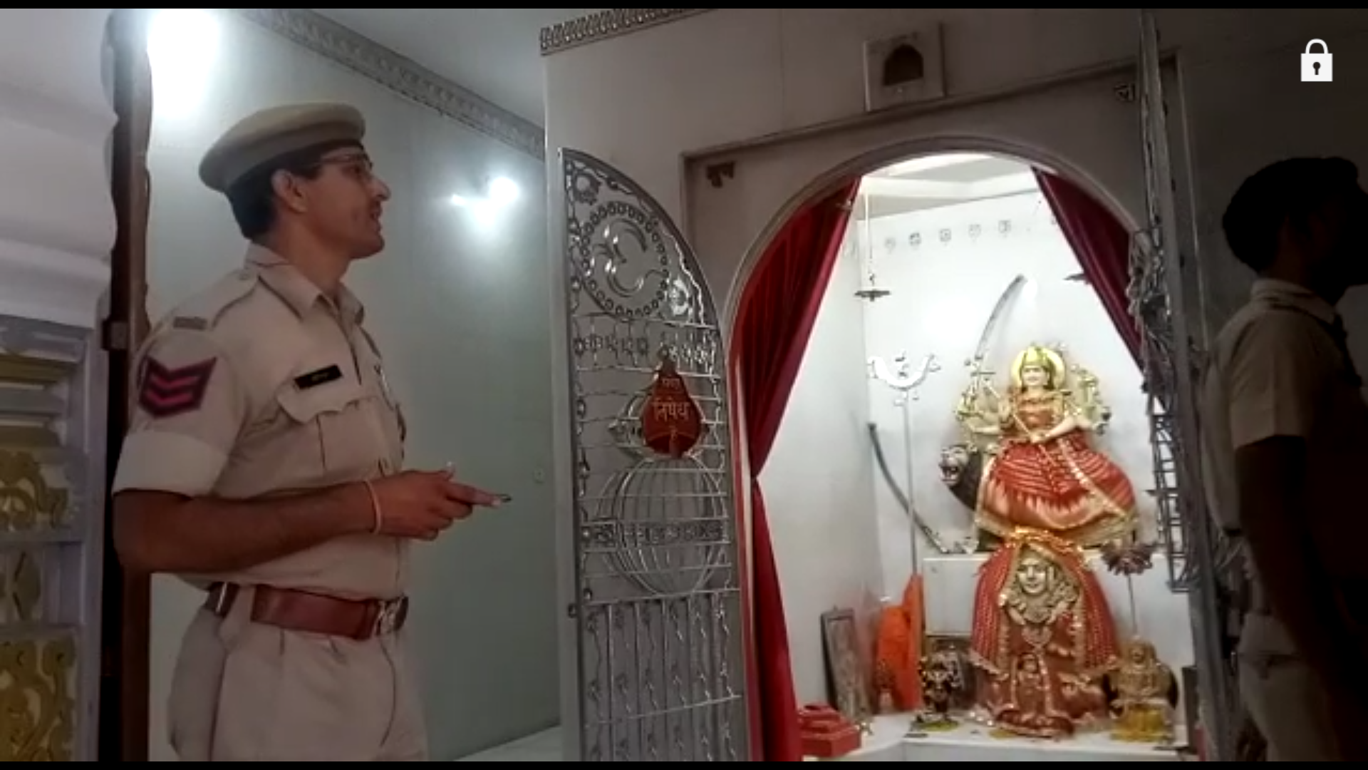 मंदिर से मुकुट और सोने की नथ चोरी