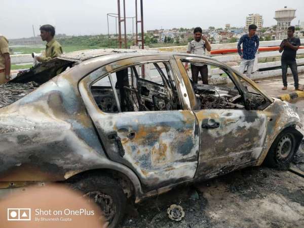 Fire in car, couple jump for save life