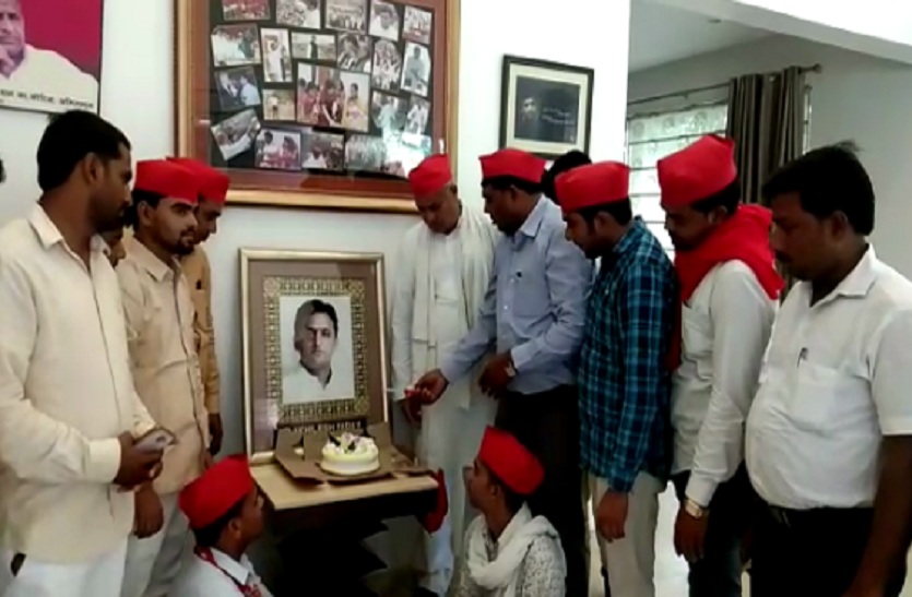 Socialist activists celebrated Akhilesh's birthday in Saifai