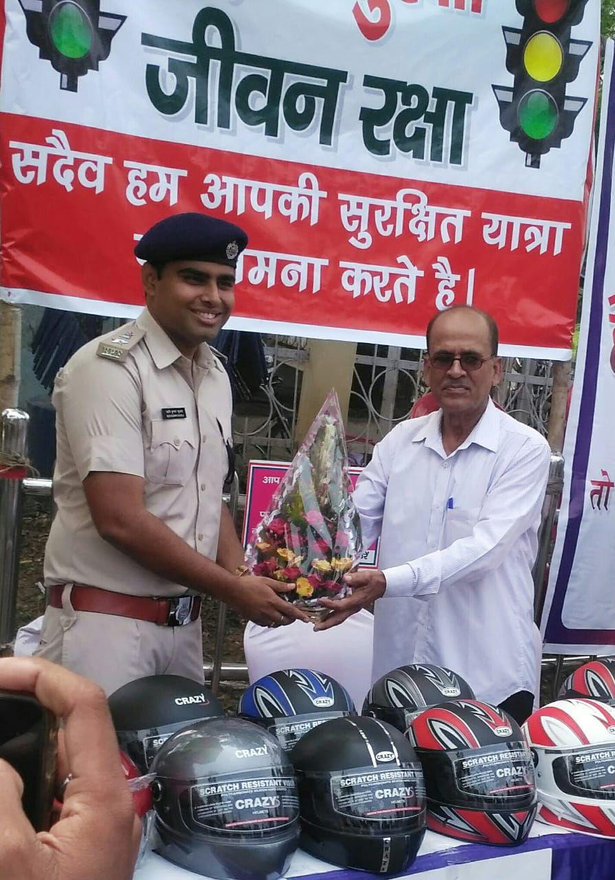 Sub inspector distributed helmet in Bilaspur