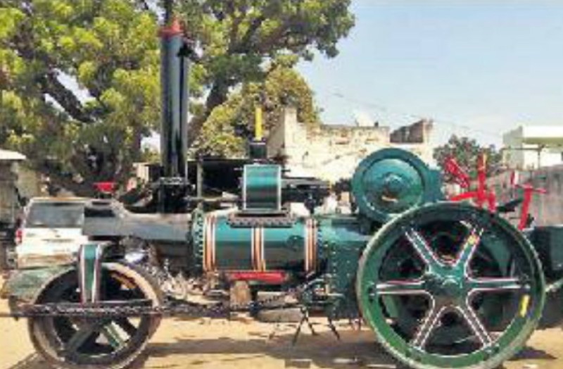 British Era Road Roller in Sikar : ये है 84 साल पुराना स्टीम रोड रोलर... अंग्रेजों के जमाने का यह रोलर अब बंद पड़ा है, फिर भी इसकी कीमत जगुआर एक्सएफ, बीएमडब्ल्यू 6, ऑडी ए-6 जैसी महंगी कारों से भी ज्यादा लगाई जा रही है।