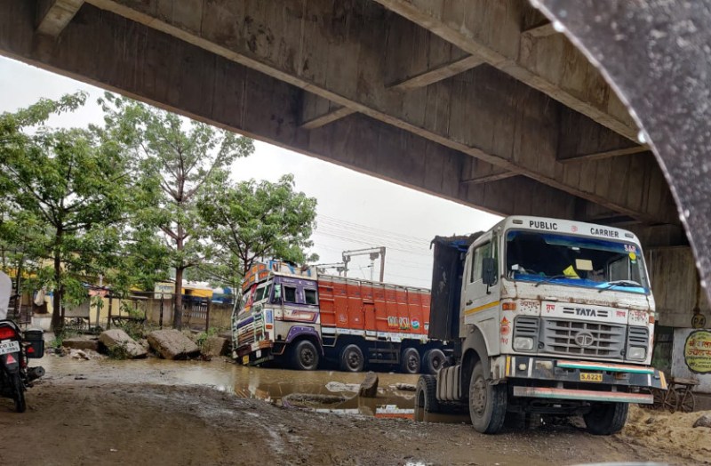 नगर के बिर्रा फाटक पर बन रहा ओवरब्रिज(Overbridge) का अधूरा निर्माण अब बारिश(Rain) की शुरूआत होते ही शहरवासियों के लिए जी का जंजाल बन गया है। पिछले पांच सालों से भी इस ओवरब्रिज(Overbridge) का निर्माण पूरा नहीं हो पाया है जिसके चलते हर साल की तरह इस साल भी बारिश(Rain) भर यहां से गुजरना दूभर रहेगा।