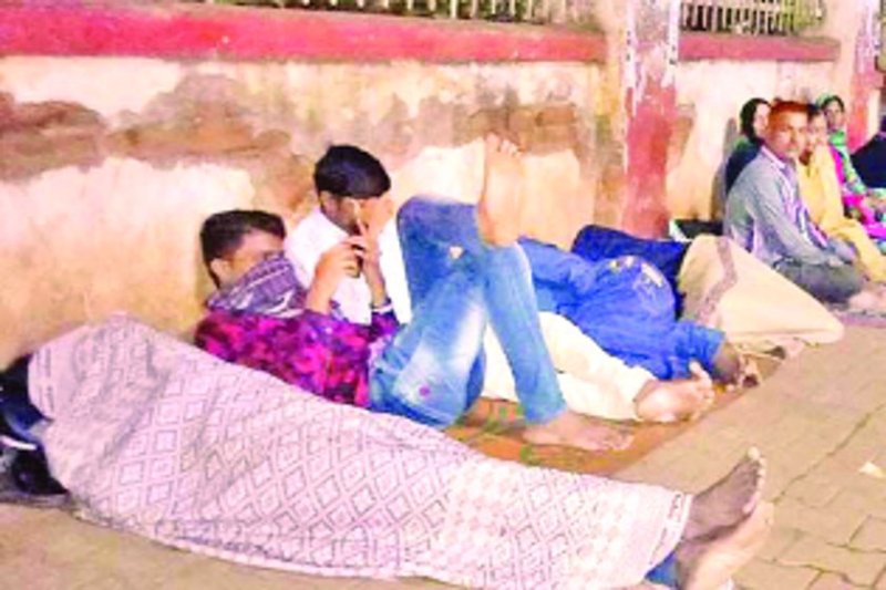 आधार संशोधन के लिए रात भर जागने को मजबूर