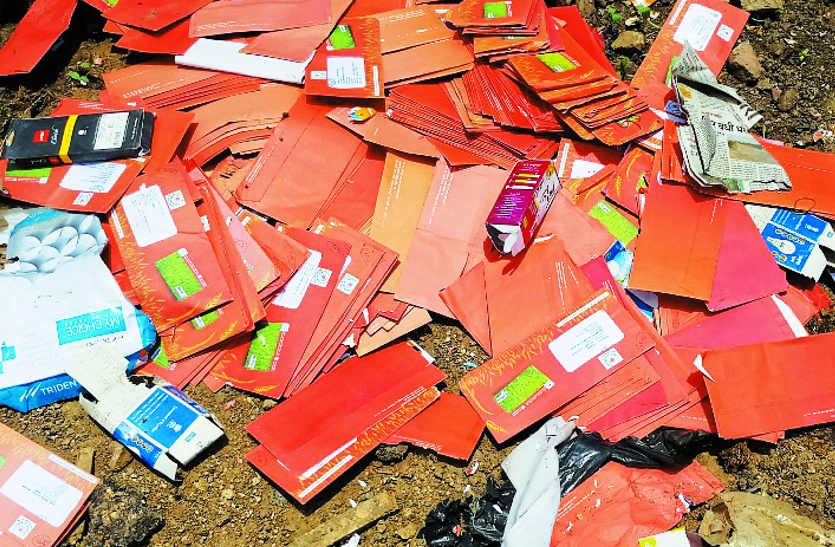 किसानों को बांटने के बजाए नाले में फैंक गए 400 एटीएम कार्ड, सूचना के बाद बैंक ने 3 घंटे तक नहीं उठाए