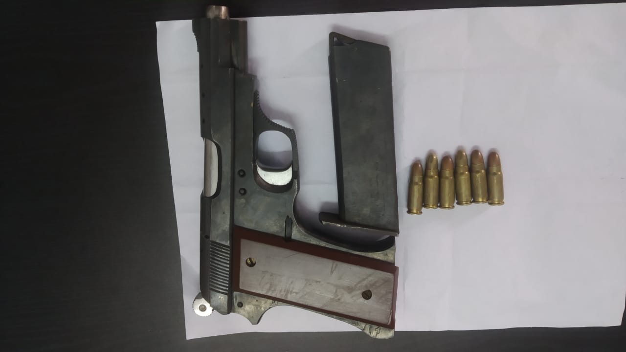 barmer: Smuggler threatens police by showing pistol