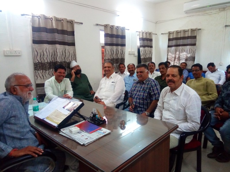 बैठी हुई मुद्रा में प्रतिमा लगाने के लिए राजा भोज के वंशज परमार-पंवार राज परिवार सदस्यों ने नगरपालिका अध्यक्ष को आवेदन सौंपा