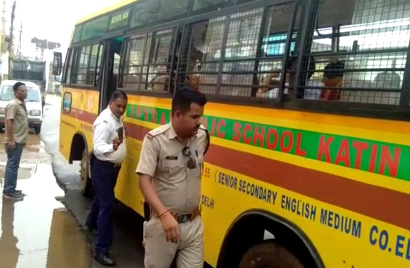 Video: किसी ने नहीं पहनी थी वर्दी तो किसी की गायब थी नेम प्लेट, यातायात पुलिस ने लगाया जुर्माना