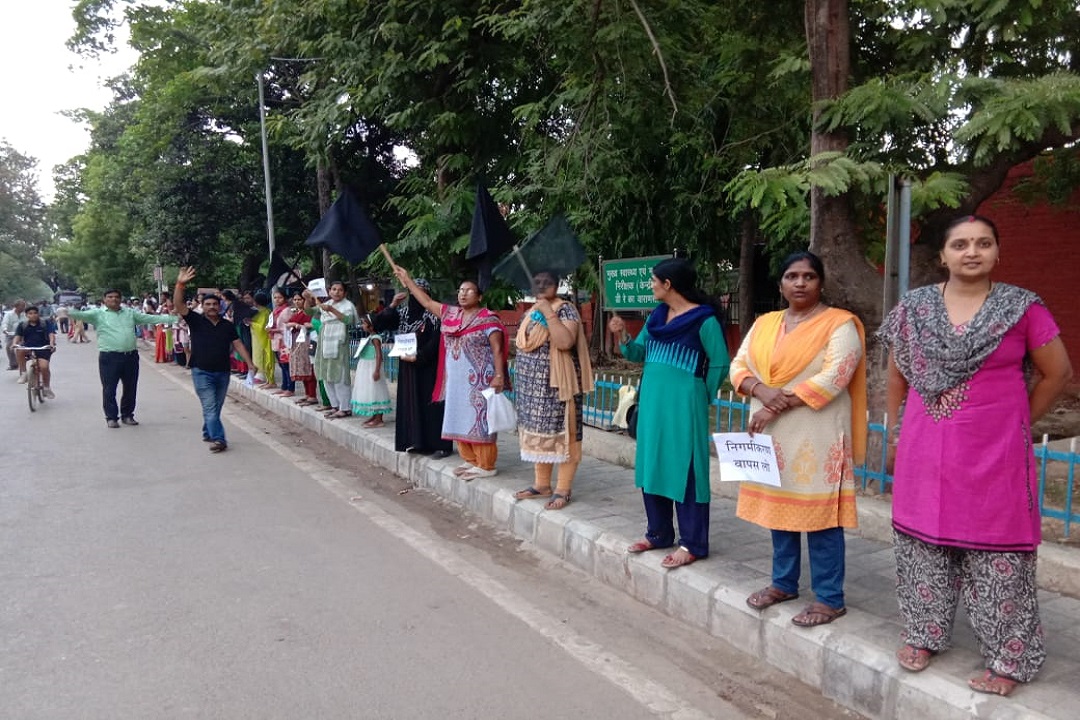 DLW employees set up Human chain with family against incorporation