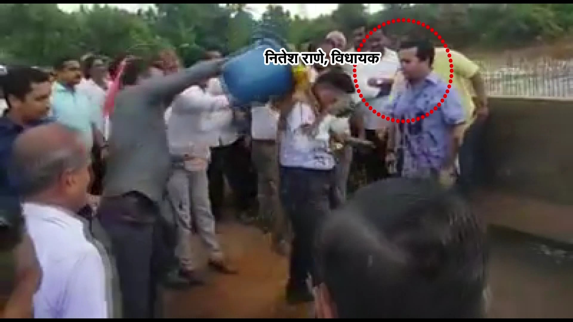 ‘बल्लामार’ विधायक के बाद अब महाराष्ट्र में ‘कीचड़बाज’ विधायक, इंजीनियर के साथ की बदसलूकी
