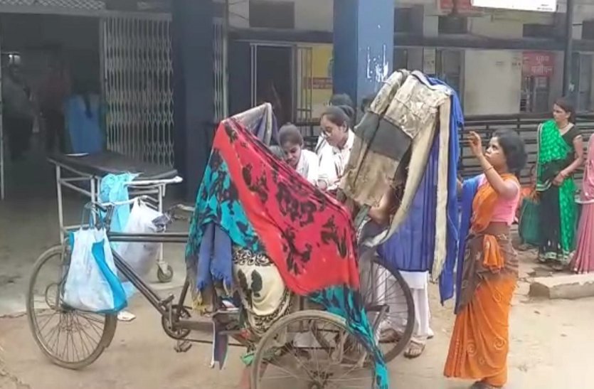 महिला को रिक्शे में ही हो गया प्रसव, इस बेबसी को देख हैरान रह गए लोग, देखें वीडियो