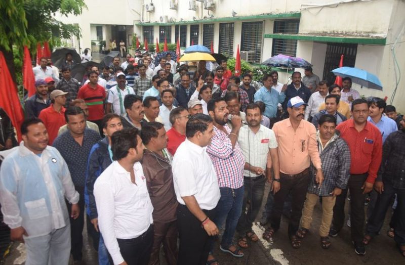 indian railway man protest in ratlam