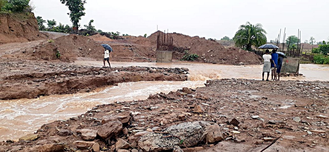 heavy rain in panna and damage bridge