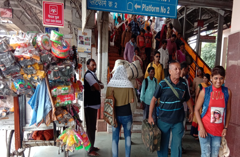 वीडियो में देखें कैसे इस बड़े जंक्शन के FOB में मंडरा रहा खतरा…