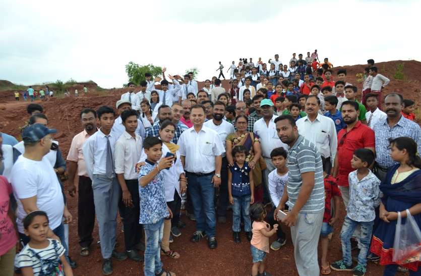 People planted plants in Jagriti Park