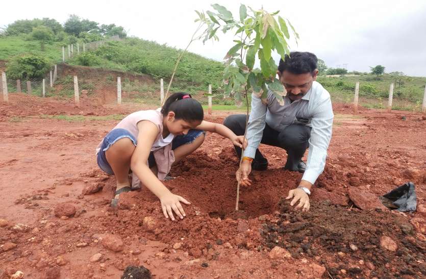 People planted plants in Jagriti Park