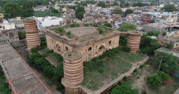 Jar-jar ho gajra memories, see the mausoleum of Ghajra happening in pi