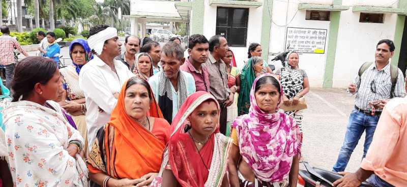 ग्राम पंचायत बोड़सरा में शौचालय निर्माण में भारी भ्रष्टाचार, डेढ़ साल में एक रुपया नहीं मिला हितग्राही को बड़ी संख्या में पहुंचे ग्रामीणों ने जांजगीर एसडीएम को सौंपा ज्ञापन, ग्रामीणों द्वारा बनवाए शौचालयों को पंचायत का बताकर सरपंच-सचिव ने लाखों निकाला और फूटी कौड़ी नहीं बांटी