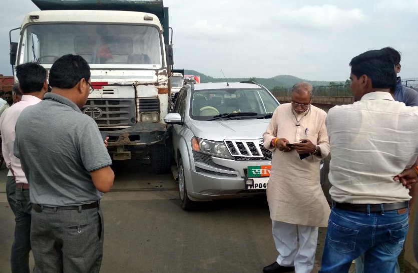 bjp mp dhal singh bisen safe from road accident