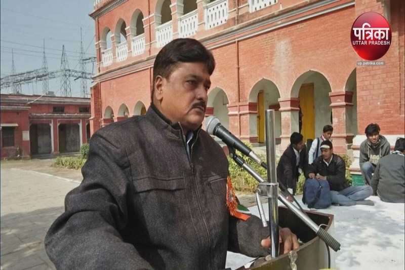 सीएम एंग्लो बंगाली इंटर कॉलेज के प्रधानाचार्य डॉ विश्वनाथ दुबे