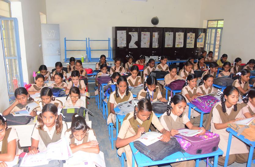 7 classroom rooms and 400 students