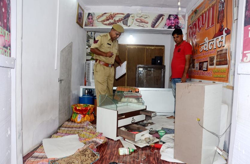 Thieves inter the shop, cleaned the jewelry with cash
