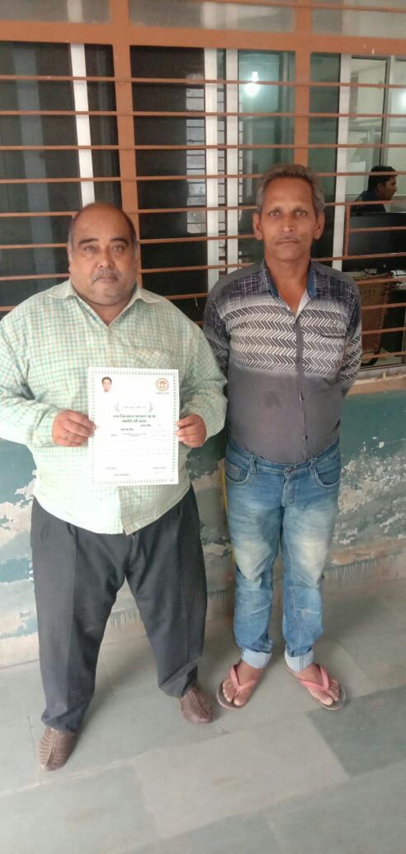 कृषि कर्ज था 45000, किसान को थमा दिया 86429 का प्रमाण पत्र