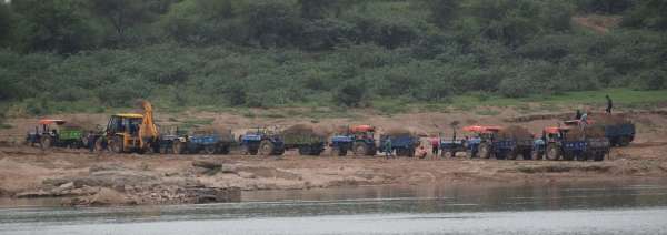 Where there is a Crocodile, illegal gravel mining .. see in pictures