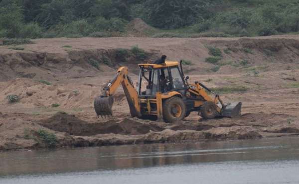 Where there is a Crocodile, illegal gravel mining .. see in pictures