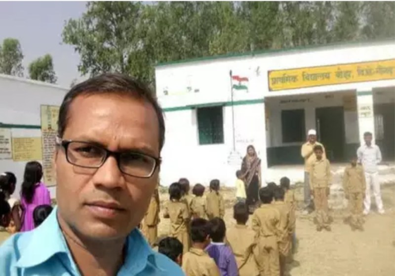 Government teachers selfie for attendence in Barabanki