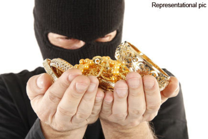300 gram gold ornaments stolen in the name of setting up a shop