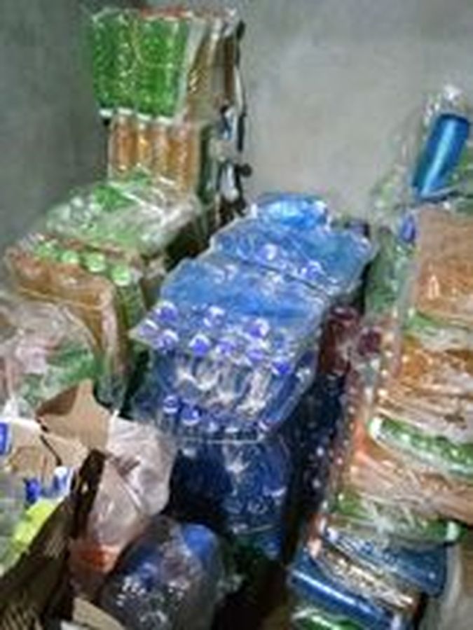  बांटते है रबर, पेंसिल,कंपास, टिफिन, बोतल, कॉपी