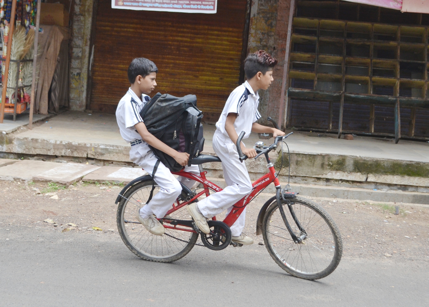 Heavy School Bag Letest News Neemuch In Hindi