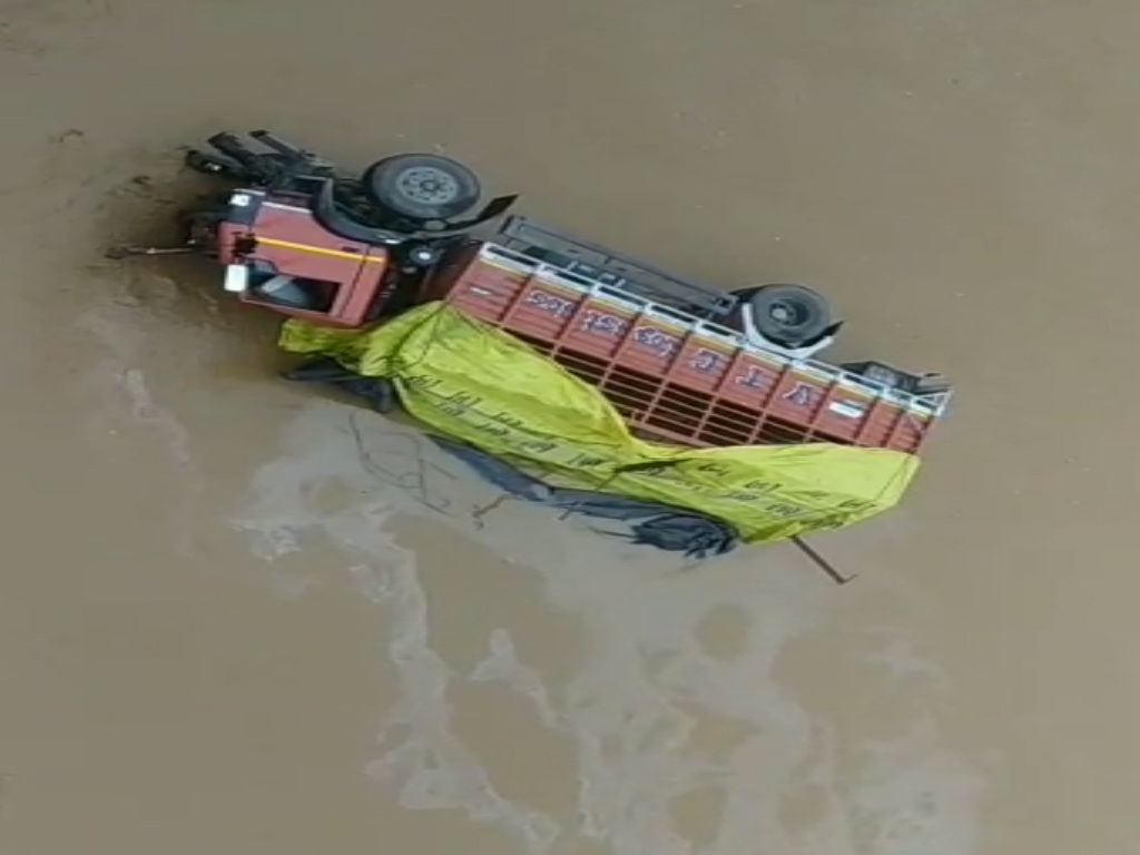 Truck fall down in river