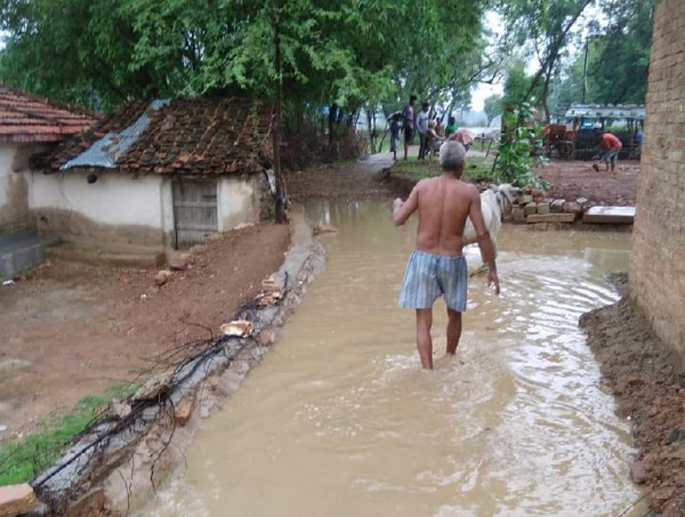 Heavy Rain Flood: Rain Water Entering in the house in satna