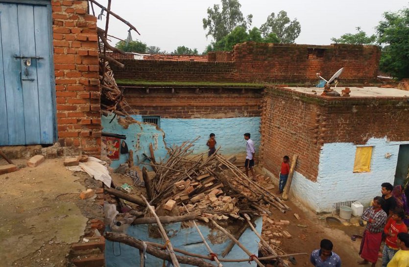 Katni Breaking-भरभराकर गिरा दो मंजिला मकान, दबने से एक किशोर की मौत दूसरा गंभीर, बाल-बाल बचे माता-पिता, देखें वीडियो