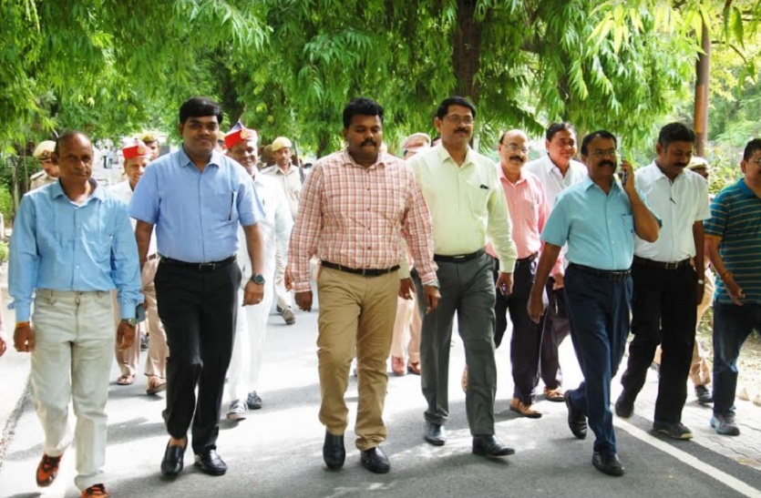 DM JB Singh reached to office with officers for environment protection
