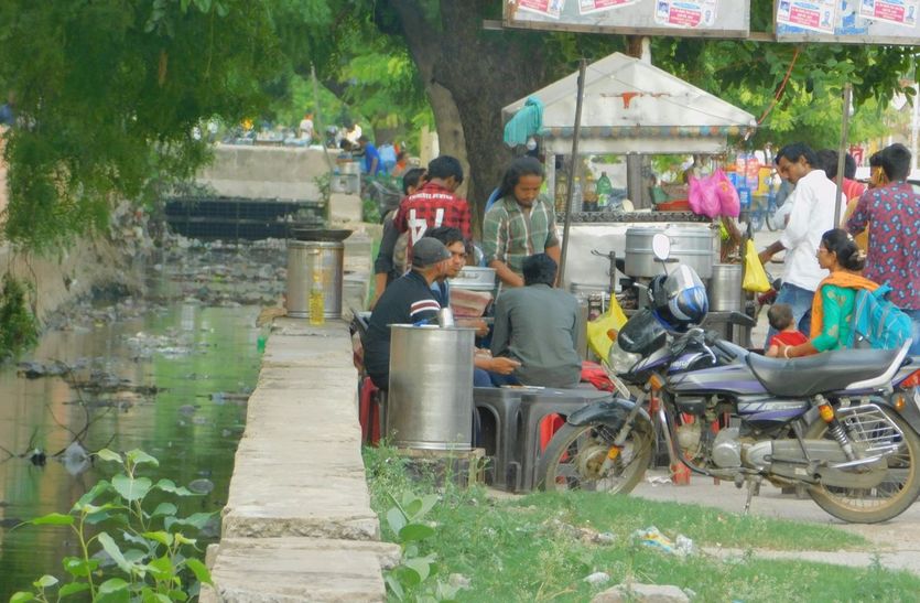 Fast food near sewer water in alwar