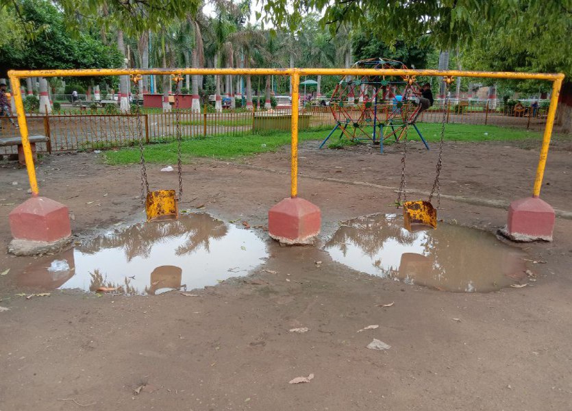पार्क बरसात में बने तालाब, बच्चे हुए निराश