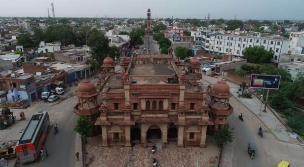 See the historic city Jubilee Hall made of red and white stones 
